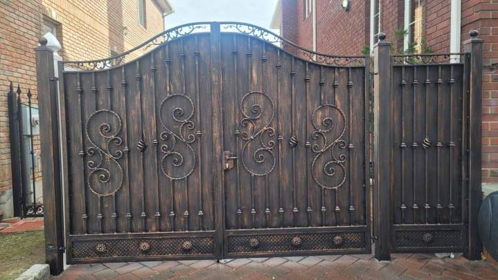 Custom Gates Queens