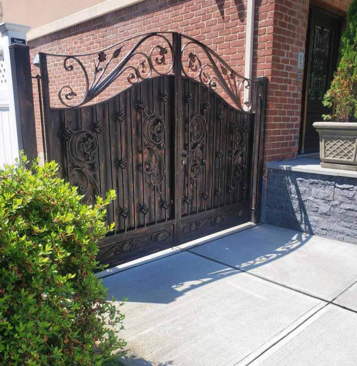 Custom Gates Queens
