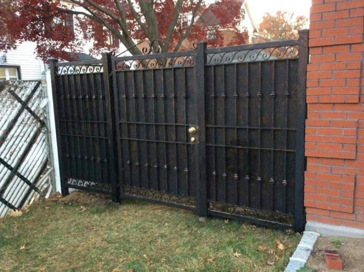 Custom Gates Queens