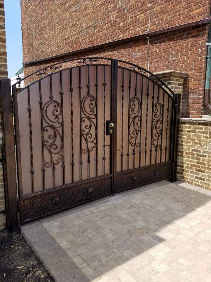 Custom Gates Queens
