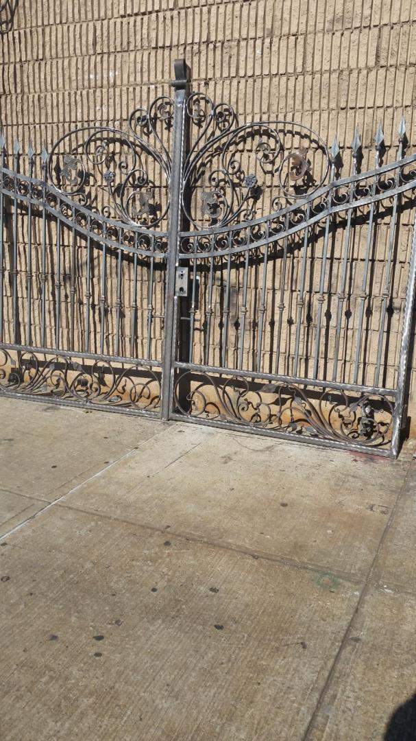 Custom Gates Queens